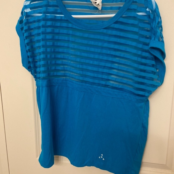 3 for 1 bundle. Size small mesh over shirts and plum leggings. - Picture 4 of 5